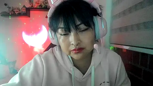 Snapshot of Shaddycute_ chatting on 03/15/26, 02:50 Shaddycute online show from 03/15/26, 02:50