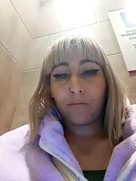 Snapshot of florecita9 chatting on 12/15/24, 01:02 florecita9 online show from 12/15/24, 01:02
