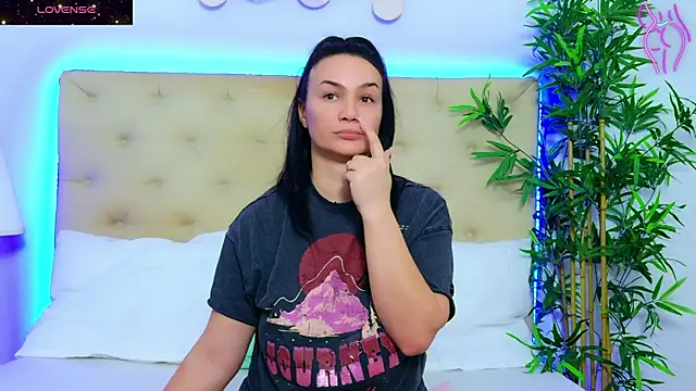 Snapshot of DaliyaArabian chatting on 11/21/25, 12:59 DaliyaArabian online show from 11/21/25, 12:59