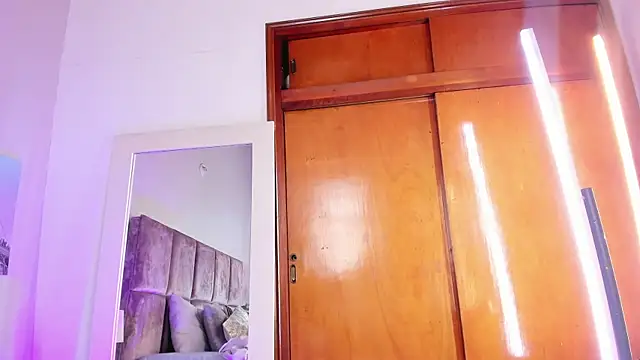 Snapshot of Salomesimos1 chatting on 02/14/25, 05:03 Salomesimos1 online show from 02/14/25, 05:03