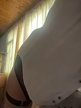 Elle Lee  online show from 11/13/25, 04:39