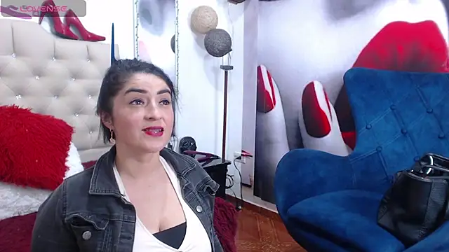 Snapshot of karenlennox1 chatting on 02/07/25, 12:53 karenlennox1 online show from 02/07/25, 12:53