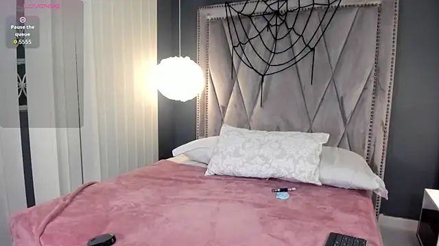 Kayla stern  online show from 11/01/25, 07:38