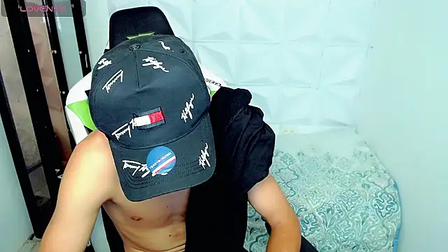 Snapshot of bby_santi chatting on 12/04/24, 04:27 bby santi online show from 12/04/24, 04:27