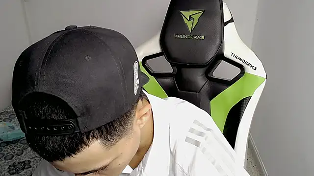 Snapshot of bby_santi chatting on 03/14/25, 01:02 bby santi online show from 03/14/25, 01:02