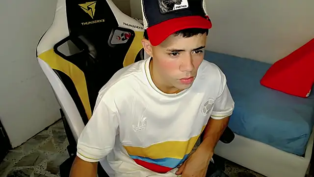 Snapshot of bby_santi chatting on 10/30/25, 03:46 bby santi online show from 10/30/25, 03:46