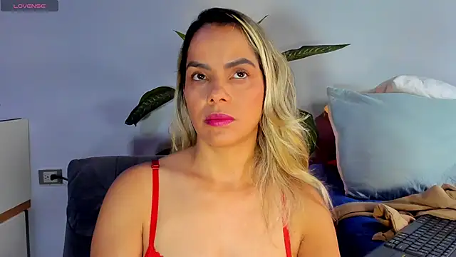 Snapshot of ClaraMariaMon chatting on 02/14/25, 04:41 ClaraMariaMon online show from 02/14/25, 04:41