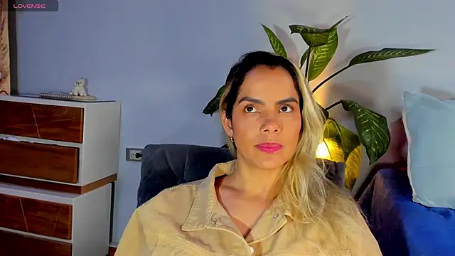 Snapshot of ClaraMariaMon chatting on 02/14/25, 07:44 ClaraMariaMon online show from 02/14/25, 07:44