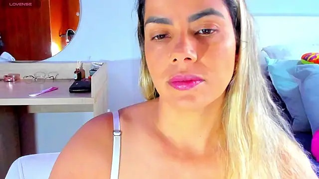 Snapshot of ClaraMariaMon chatting on 03/22/25, 04:26 ClaraMariaMon online show from 03/22/25, 04:26