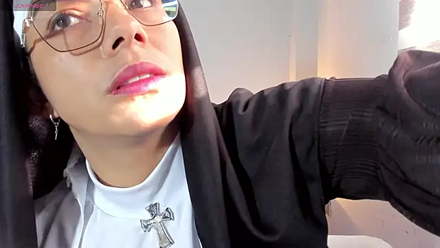 Snapshot of ClaraMariaMon chatting on 11/28/25, 01:03 ClaraMariaMon online show from 11/28/25, 01:03