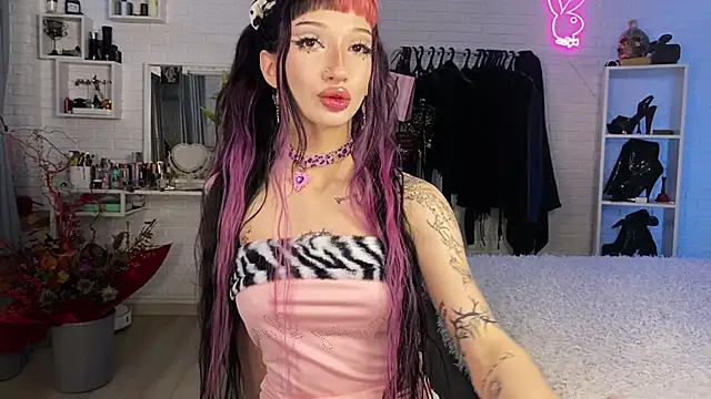 Snapshot of Marcellean chatting on 03/07/26, 01:35 Marcellean online show from 03/07/26, 01:35