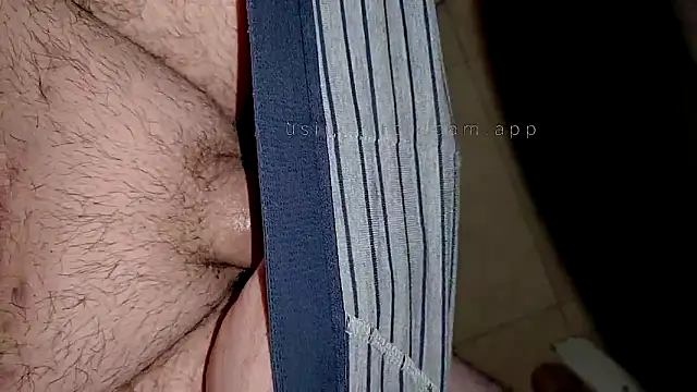 Snapshot of colomerxx666 chatting on 05/17/26, 01:36 colomerxx666 online show from 05/17/26, 01:36