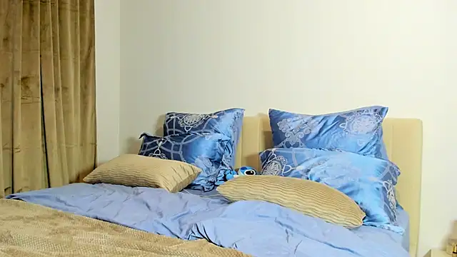 kirraa  online show from 10/28/25, 06:54