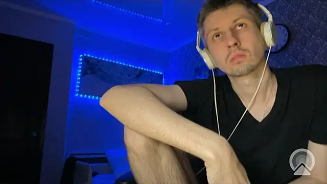 Snapshot of Aki-Laky chatting on 12/15/25, 07:29 Aki-Laky online show from 12/15/25, 07:29