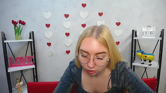 Snapshot of BeatriceFly chatting on 12/16/24, 12:16 BeatriceFly online show from 12/16/24, 12:16