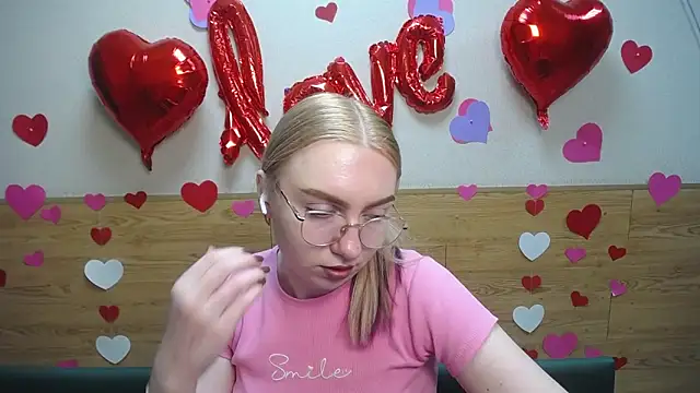 Snapshot of BeatriceFly chatting on 02/18/25, 12:28 BeatriceFly online show from 02/18/25, 12:28