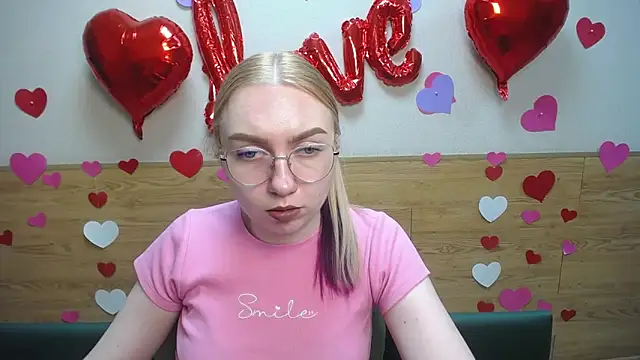 Snapshot of BeatriceFly chatting on 02/18/25, 03:32 BeatriceFly online show from 02/18/25, 03:32