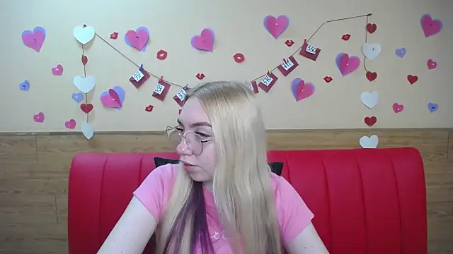 Snapshot of BeatriceFly chatting on 03/13/25, 09:10 BeatriceFly online show from 03/13/25, 09:10