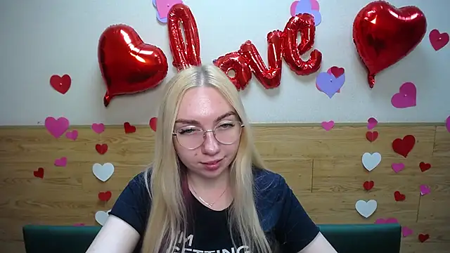 Snapshot of BeatriceFly chatting on 03/17/25, 09:12 BeatriceFly online show from 03/17/25, 09:12