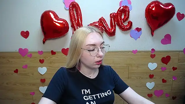 Snapshot of BeatriceFly chatting on 03/17/25, 12:14 BeatriceFly online show from 03/17/25, 12:14