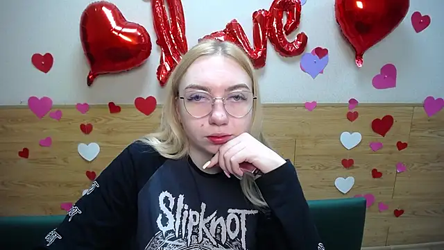 Snapshot of BeatriceFly chatting on 03/20/25, 06:08 BeatriceFly online show from 03/20/25, 06:08