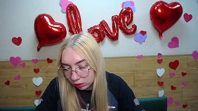 Snapshot of BeatriceFly chatting on 03/20/25, 12:43 BeatriceFly online show from 03/20/25, 12:43