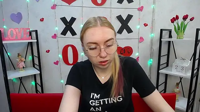 Snapshot of BeatriceFly chatting on 03/23/25, 06:16 BeatriceFly online show from 03/23/25, 06:16