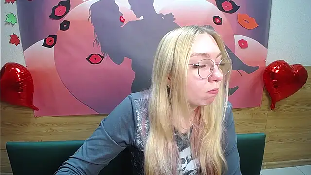 Snapshot of BeatriceFly chatting on 10/15/25, 12:38 BeatriceFly online show from 10/15/25, 12:38