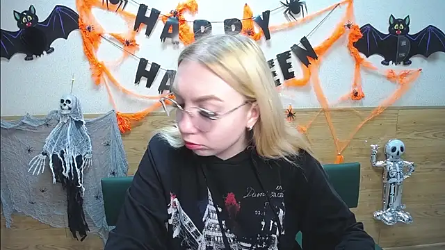 Snapshot of BeatriceFly chatting on 10/21/25, 12:50 BeatriceFly online show from 10/21/25, 12:50