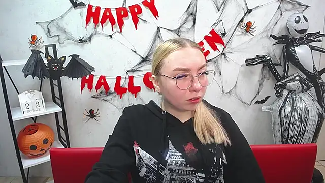 Snapshot of BeatriceFly chatting on 10/22/25, 12:27 BeatriceFly online show from 10/22/25, 12:27