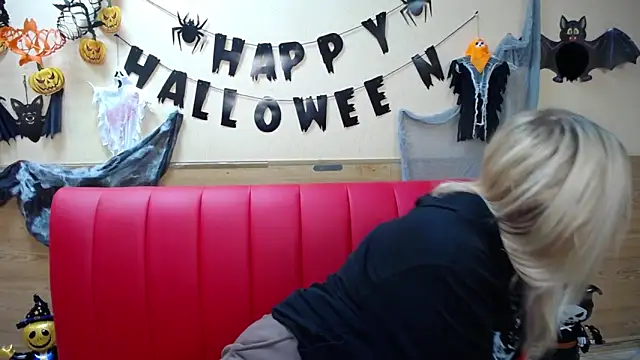 Snapshot of BeatriceFly chatting on 10/28/25, 01:03 BeatriceFly online show from 10/28/25, 01:03