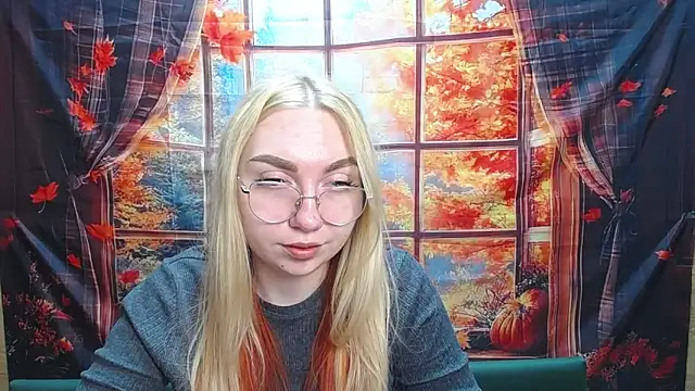 Snapshot of BeatriceFly chatting on 11/18/25, 04:11 BeatriceFly online show from 11/18/25, 04:11