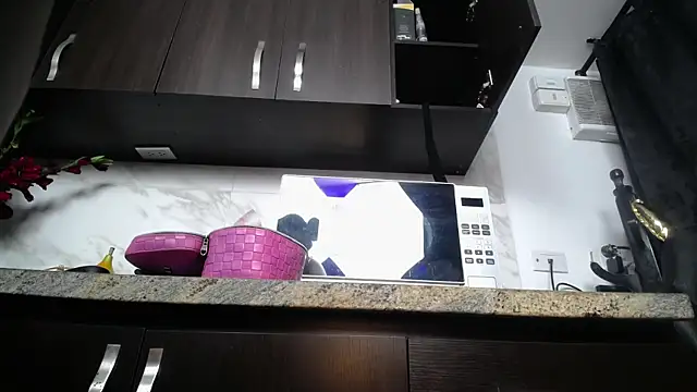 iniyalaboni online show from 11/22/25, 09:03