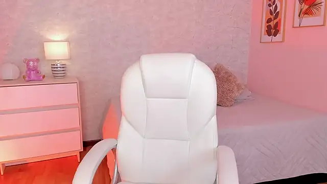 DahianaWalcott online show from 02/26/25, 08:22