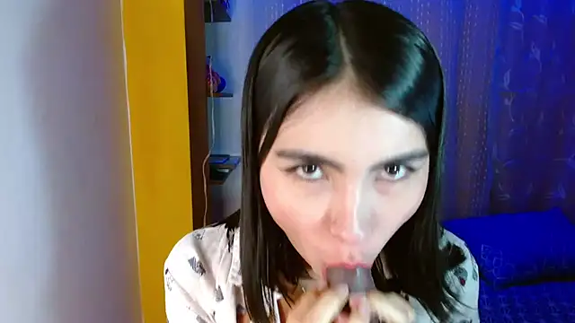 Snapshot of victoria-henaoo chatting on 12/15/24, 08:08 victoria-henaoo online show from 12/15/24, 08:08