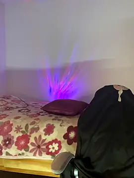 emiily15   online show from 09/18/25, 06:54