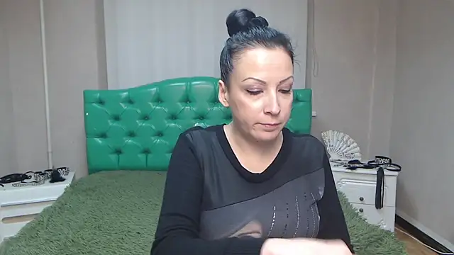 Snapshot of ElizabethSho chatting on 12/08/24, 12:18 ElizabethSho online show from 12/08/24, 12:18