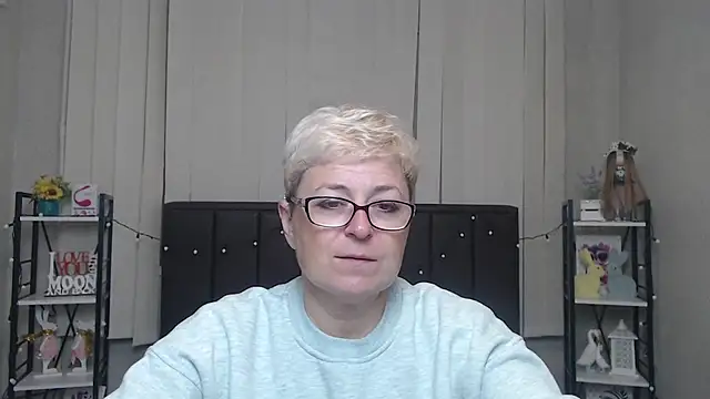Snapshot of EmiliaGree chatting on 10/10/25, 05:06 EmiliaGree online show from 10/10/25, 05:06