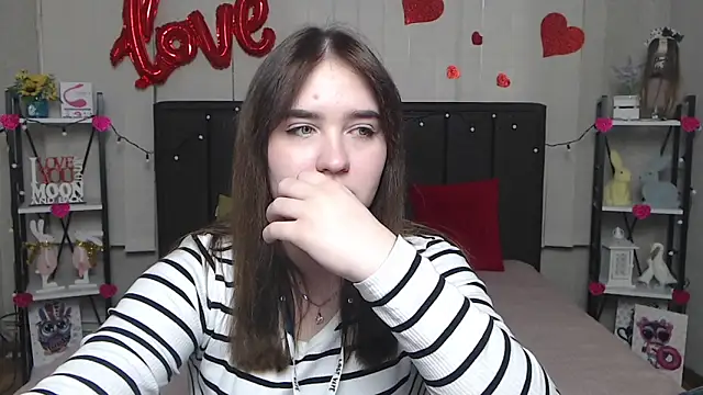 Snapshot of LauraHlot chatting on 03/08/25, 12:52 LauraHlot online show from 03/08/25, 12:52