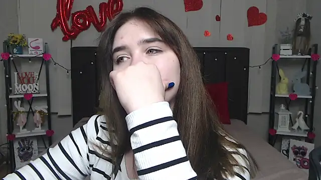 Snapshot of LauraHlot chatting on 03/08/25, 04:06 LauraHlot online show from 03/08/25, 04:06