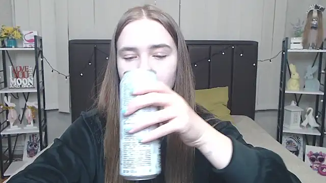 Snapshot of LauraHlot chatting on 09/15/25, 05:46 LauraHlot online show from 09/15/25, 05:46