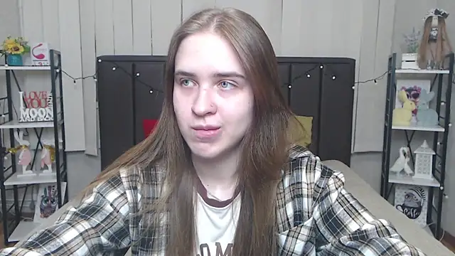 Snapshot of LauraHlot chatting on 09/22/25, 05:37 LauraHlot online show from 09/22/25, 05:37
