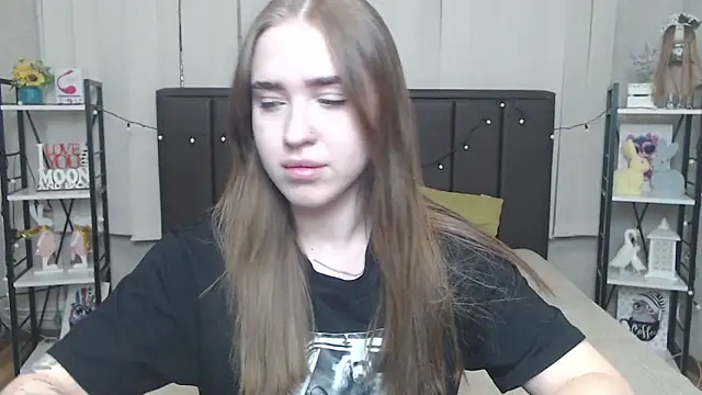 Snapshot of LauraHlot chatting on 09/24/25, 05:44 LauraHlot online show from 09/24/25, 05:44