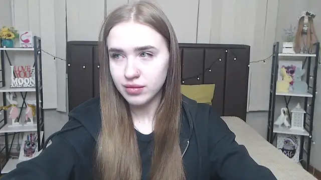 Snapshot of LauraHlot chatting on 10/18/25, 05:32 LauraHlot online show from 10/18/25, 05:32