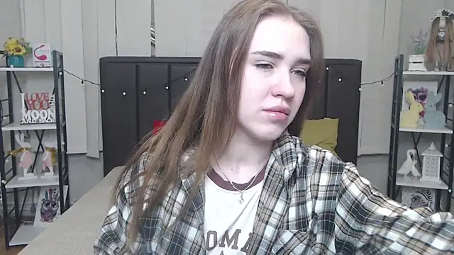 Snapshot of LauraHlot chatting on 10/19/25, 05:52 LauraHlot online show from 10/19/25, 05:52