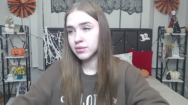 Snapshot of LauraHlot chatting on 10/20/25, 07:03 LauraHlot online show from 10/20/25, 07:03