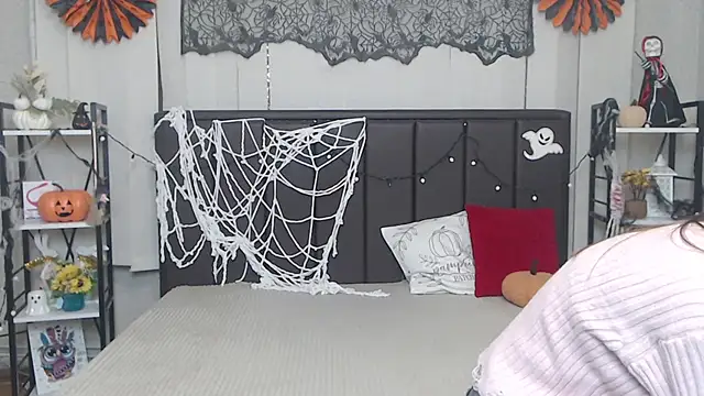 LauraHlot online show from 11/01/25, 06:48