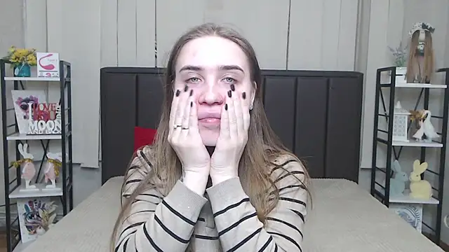 LauraHlot online show from 12/05/25, 06:15