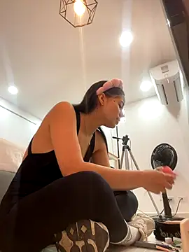 ariel jonees online show from 11/26/25, 04:19