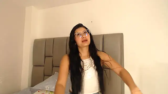 Snapshot of cloehonney chatting on 04/01/26, 10:51 cloehonney online show from 04/01/26, 10:51